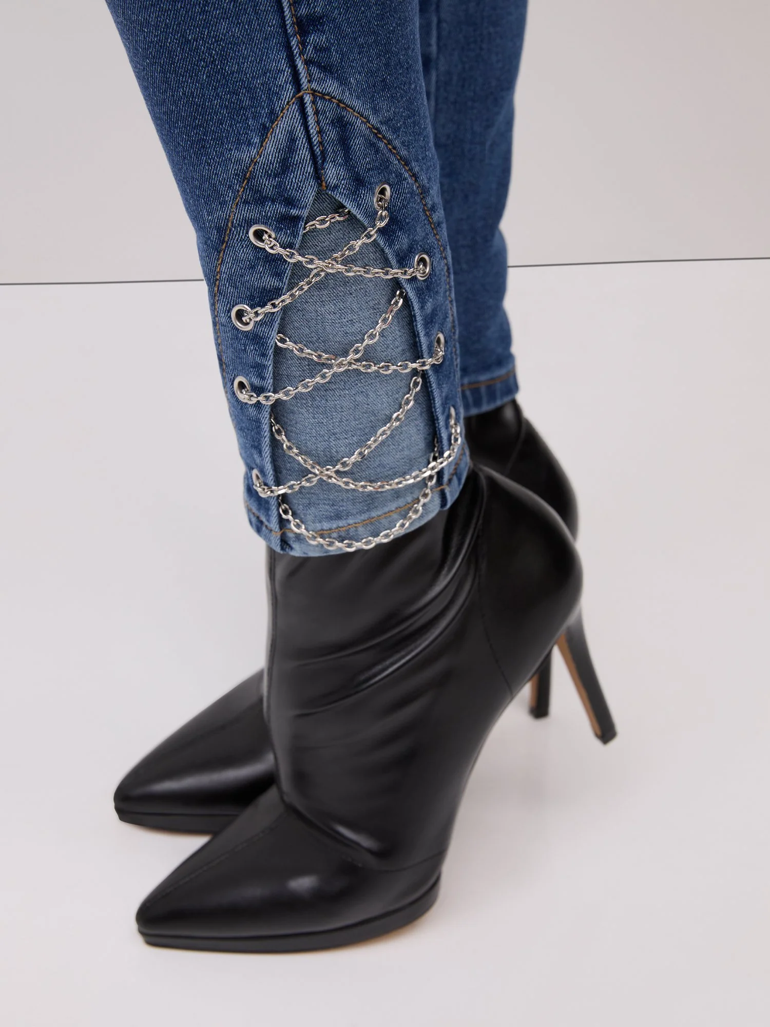 High-Waisted Chain-Hem Super-Skinny Jeans - Medium Wash - Image 4