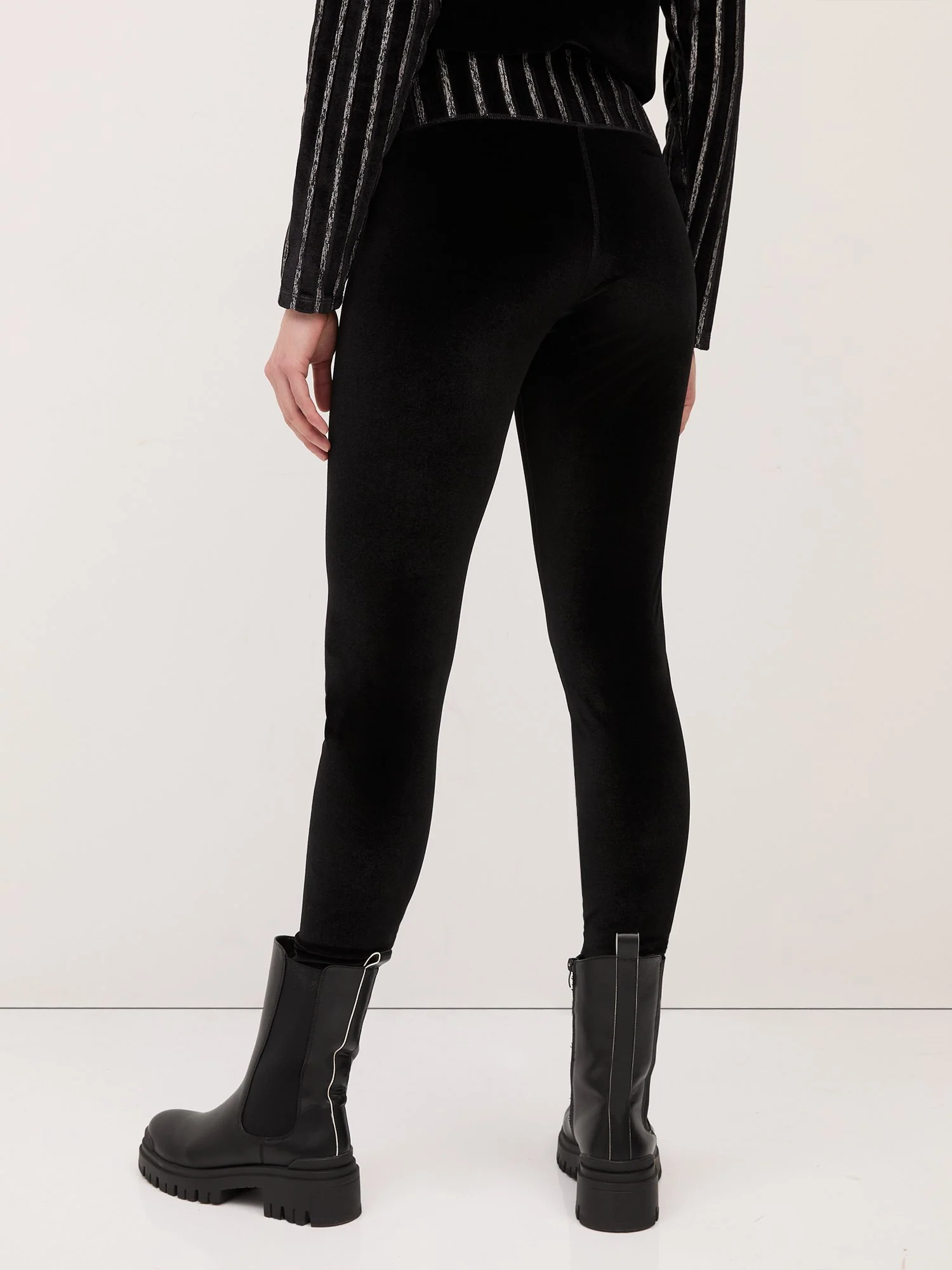 High-Waisted Metallic-Stripe Velvet Pocket Legging - Image 3