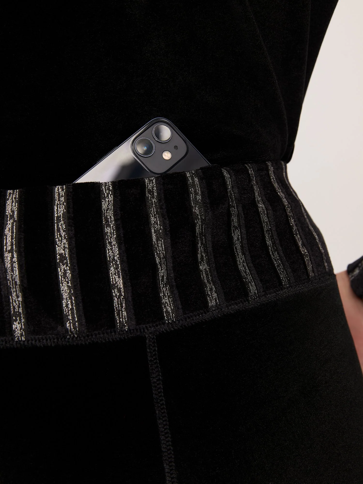 High-Waisted Metallic-Stripe Velvet Pocket Legging - Image 4