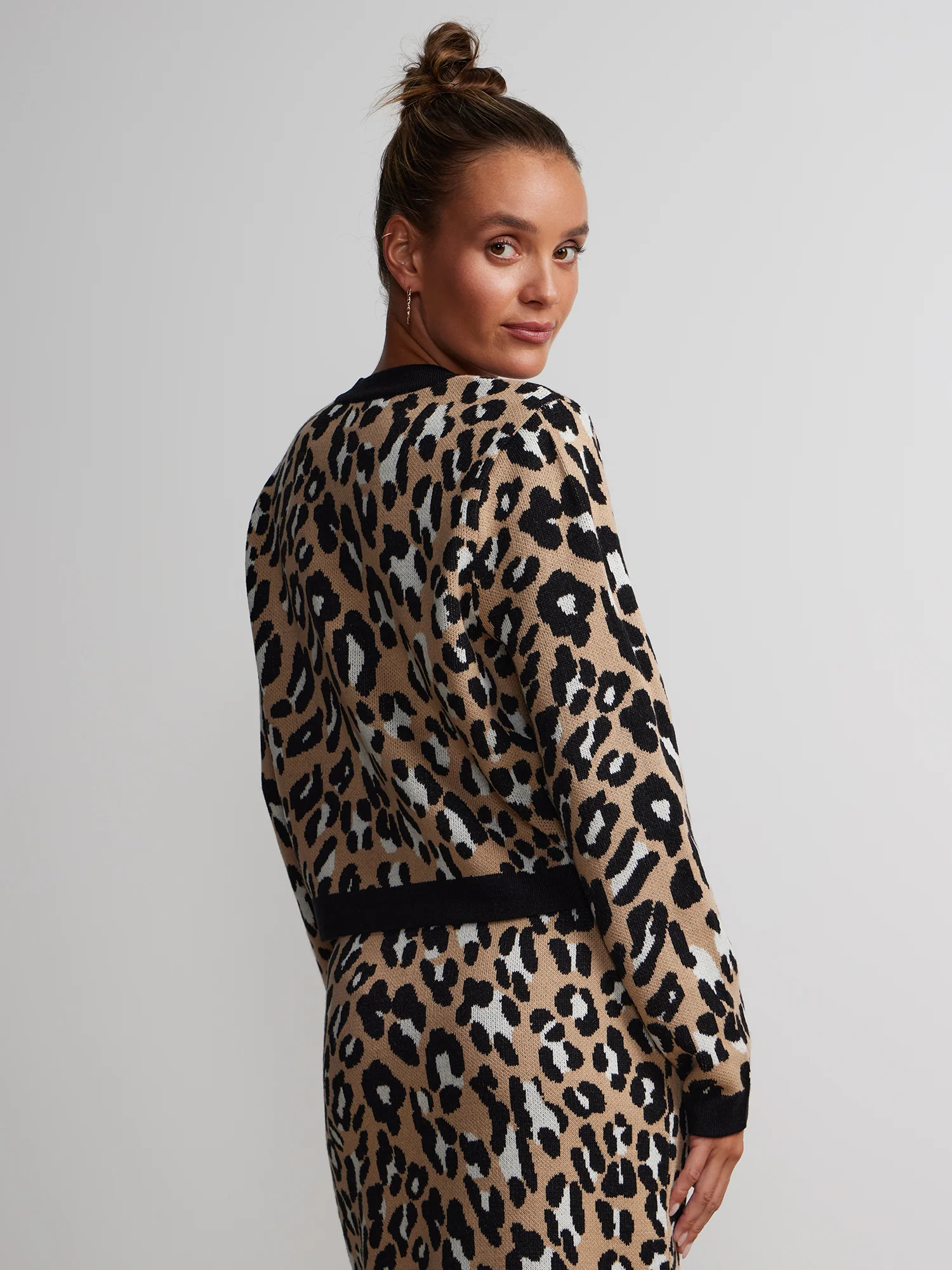 Long Sleeve Contrast Leopard Print Cardigan - Image 3