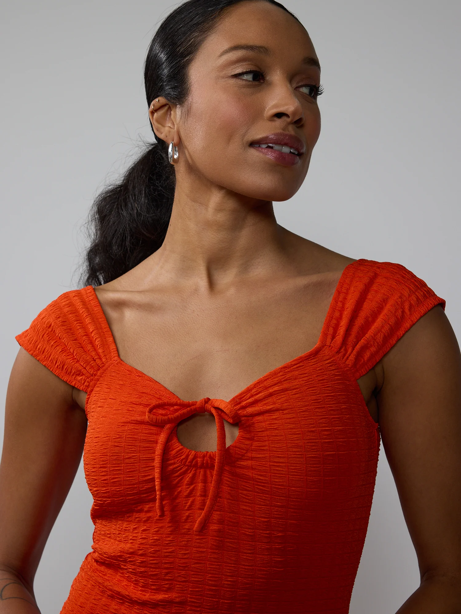 Sleeveless Sweetheart Textured Midi Dress - Image 9